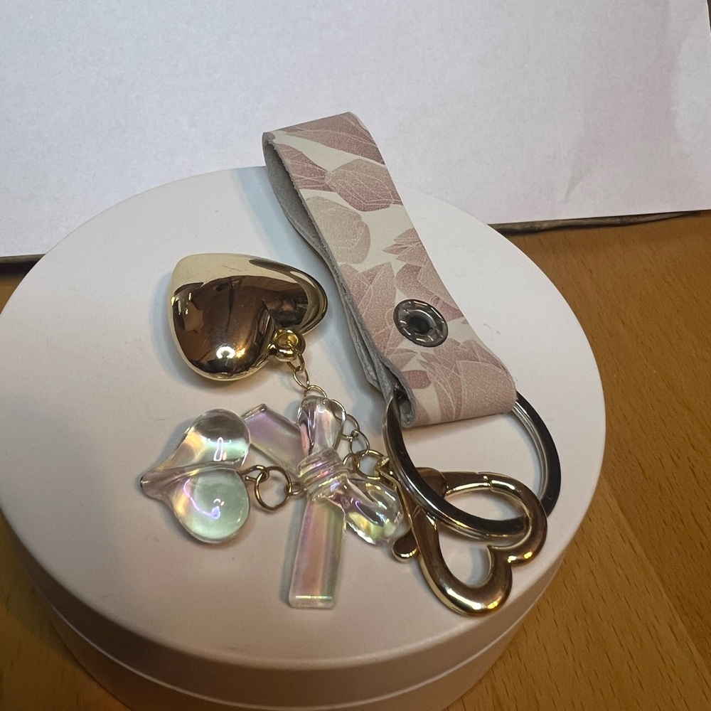 Brand New Gold and Iridescent Heart Keychain - Picture 2 of 16